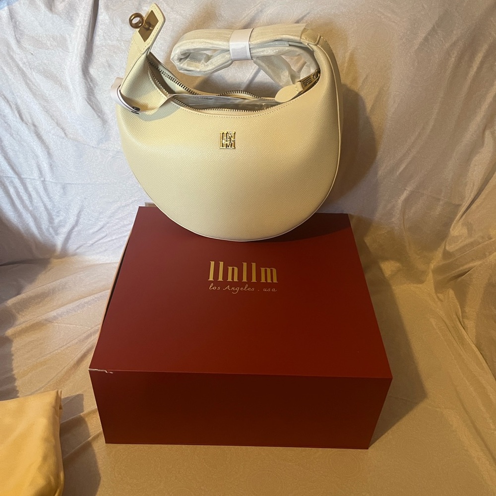 llnllm Cream Women's Handbag New Without Tags